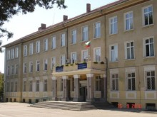 МОН за "Фокус": Не е установена подписка за еврото в училището на сина на Костадинов