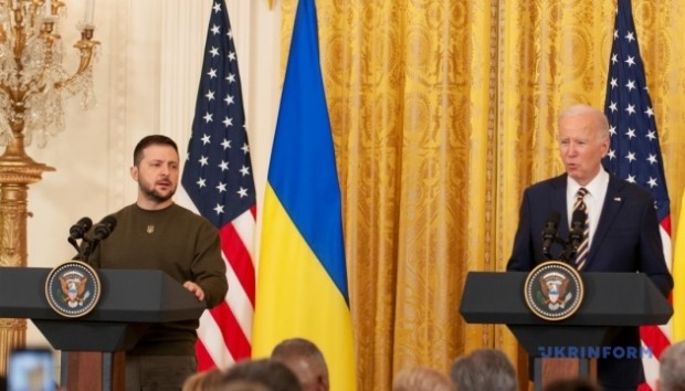 Байдън и Зеленски ще обсъдят по телефона доставките на оръжия за Украйна