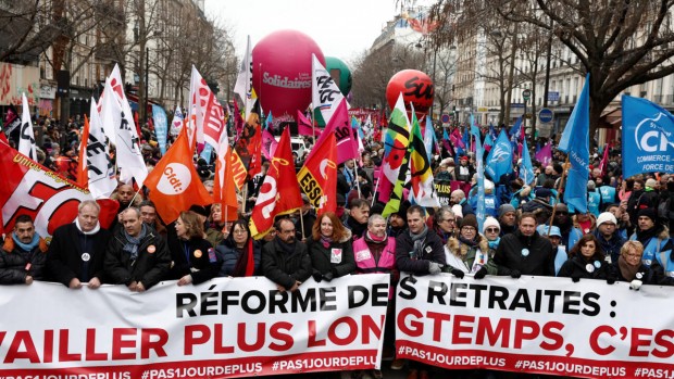 Половин милион души участват в демонстрации срещу пенсионната реформа в Париж