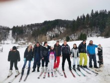 В село Могилица отвориха писта със ски влек, учат децата да карат ски безплатно