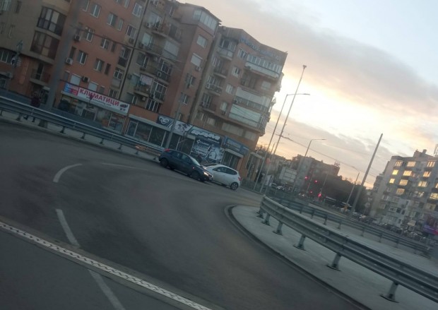 Поредно пътнотранспортно произшествие в кръгово във Варна стана тази сутрин