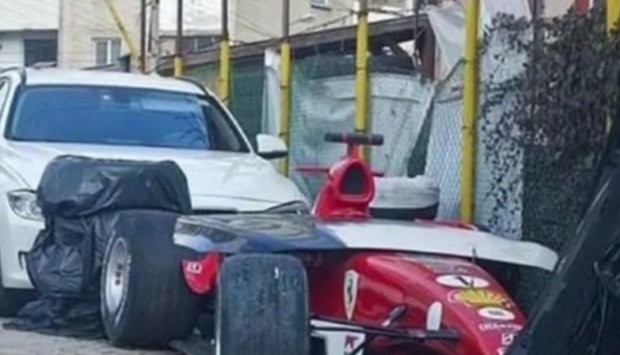 Защо болид на Ферари е изоставено в гробище за коли в София