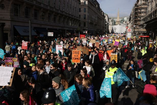 Половин милион души се включиха в най-голямата за последното десетилетие стачка във Великобритания