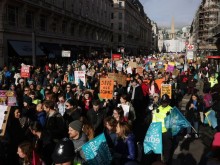 Половин милион души се включиха в най-голямата за последното десетилетие стачка във Великобритания
