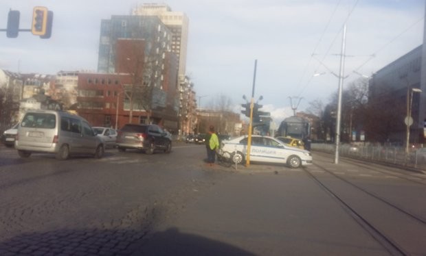 Таксиметров автомобил и кола катастрофираха пред "Пирогов"