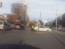 Таксиметров автомобил и кола катастрофираха пред "Пирогов"
