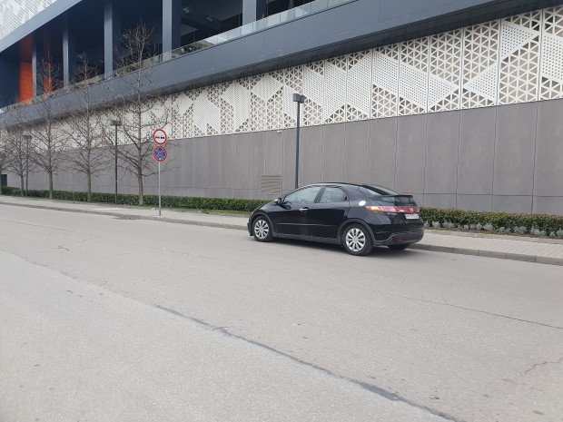 TD Двама шофьори решиха да паркират автомобилите си точно пред знак