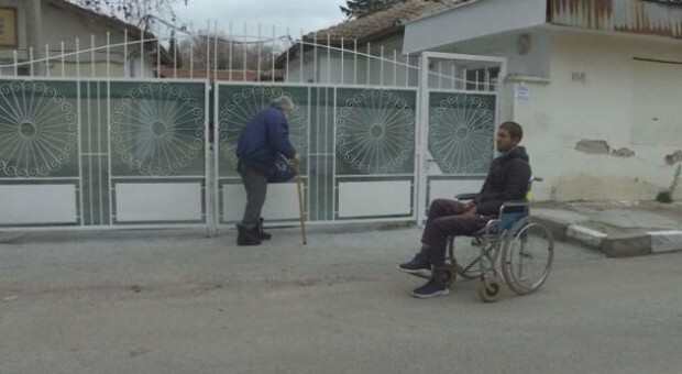 </TD
>Мъж в неравностойно положение остана без пенсията си след грабеж в Пловдив. Нападателят е задържан.