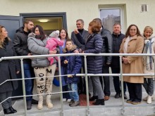 Кметът на Община Казанлък връчи ключовете на първите новодомци в новите общински социални жилища