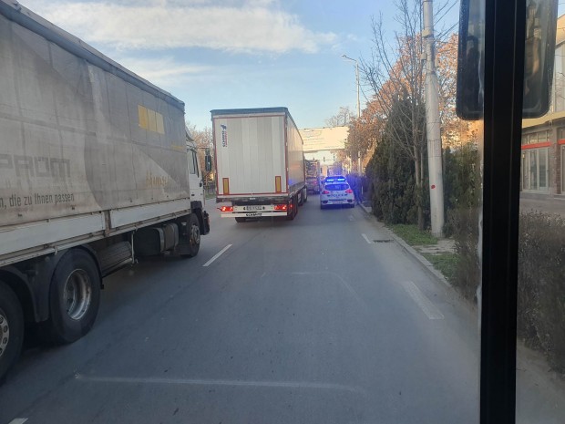</TD
>Пловдивската полиция от сутринта е на крак, видя Plovdiv24.bg. Само на бул.