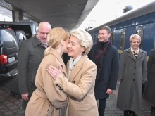 Европейска делегация начело с Урсула фон дер Лайен и 15 комисари пристигна в Киев