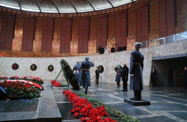 Путин почете загиналите в Сталинградската битка