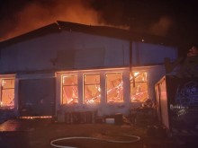 Пожар гори в складова база край летището в Бургас