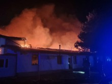 Пожарът в складовата база край Бургас вече е локализиран