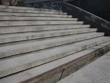 Апаши оставиха шахтите в подлез без решетки