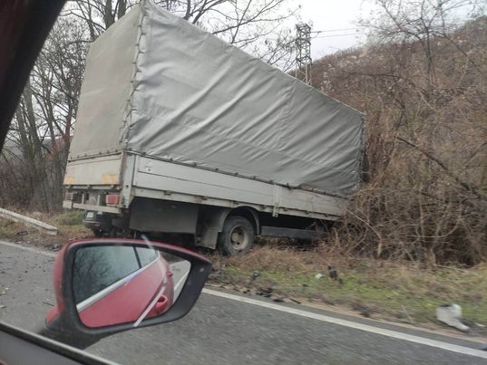 Катастрофа между ТИР и лек автомобил е станала на пътя между Левски и Калофер