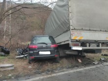 29-годишна жена загина при челен сблъсък между кола и камион на Подбалканския път