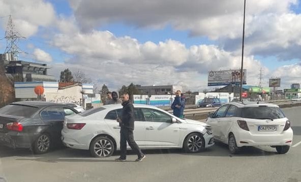 Две катастрофи затрудняват движението на Околовръстното шосе в София