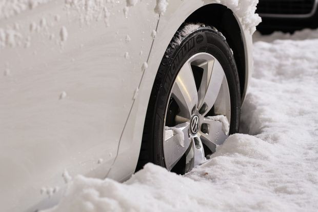 АПИ: Шофьорите да тръгват на път с автомобили, готови за зимни условия