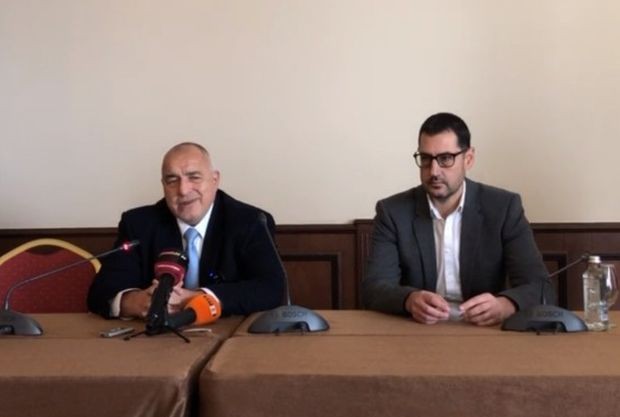 </TD
>Лидерът на ГЕРБ Бойко Борисов дойде на изненадващо посещение в Пловдив, съобщи