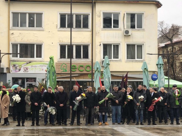 TD С ритуал по полагане на цветя и венци в Благоевград
