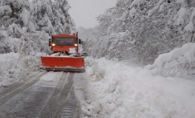 Обстановката на прохода Шипка се усложнява заради обилен снеговалеж. Снегорините