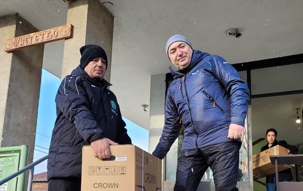 Кметът на Карлово предостави климатици на нуждаещи се в селата Войнягоно и Каравелово