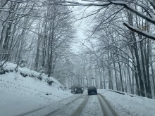 За заснежени пътища и сняг с вятър сигнализират шофьорите на Шипка