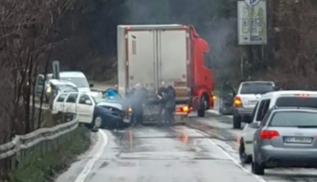 Катастрофа между лек и товарен автомобил затвори временно пътя Велико