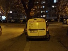 Пловдивчанин паркира служебната си "баничарка" на тротоар, попиляха го от обиди