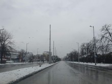 Екипи на "Чистота" обработват пътните артерии и основните улици в Пловдив заради снега