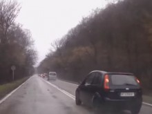 Рисков шофьор застрашава пътуващите между Дряново и Велико Търново