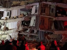 Мощно земетресение в Турция остави най-малко 76 загинали и 440 ранени