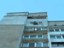 На косъм от трагедия: Мазилка от 15-етажен блок падна на сантиметри от майка с деца