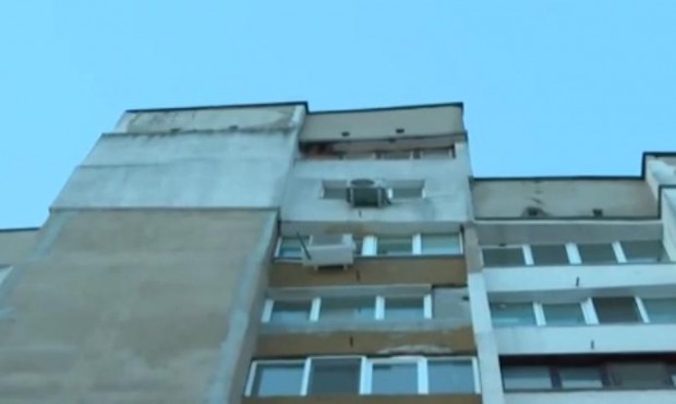 Мазилка от 15-етажен блок падна на сантиметри от майка с деца в София