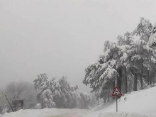АПИ с апел към шофьорите, на проходите снегът е близо метър