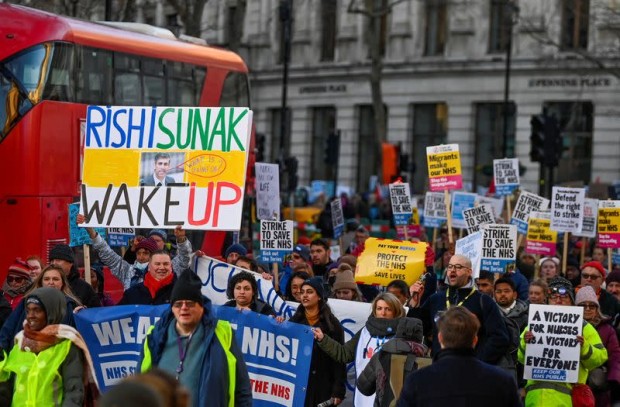 Започна най-мащабната стачка в историята на британското здравеопазване