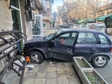 Водач без книжка катастрофира в магазин в Бургас
