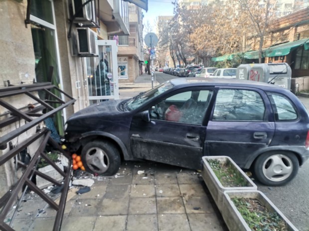 </TD
>Водач катастрофира във витрината на магазин в Бургас, съобщи за