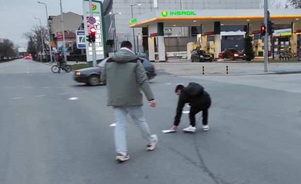 TD Две момчета браха срам на оживено място в Пловдив съобщи