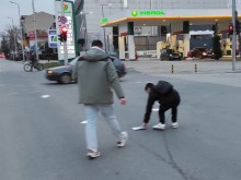 Две момчета браха срам на оживено място в Пловдив