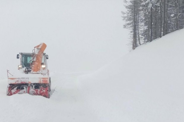 Силен вятър и обилни снеговалежи оставиха 25 000 души в Сърбия без ток
