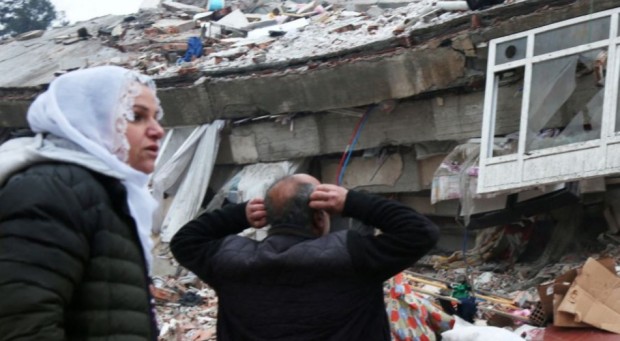 В Турция бе обявен седемдневен национален траур за жертвите в опустошителните земетресения които разтърсиха Югоизточен Анадол В