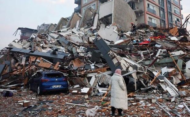 Жертвите на земетресението в Турция наближиха 3 000, спасителите издирват оцелели