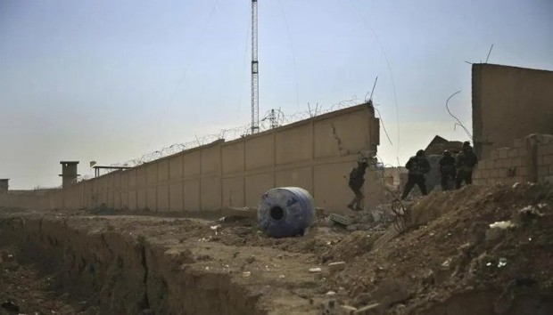 Бойци от "Ислямска държава" завладяха част от затвор след земетресението, 20 избягаха