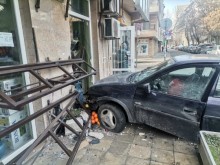 Полицията с подробности за врязания в магазин в Бургас автомобил