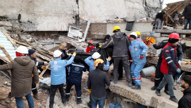 Жертвите на земетресението в Турция достигнаха до 3 381