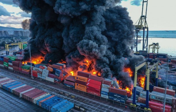 Пожарът на пристанището в Искендерун се разраства, горят стотици контейнери