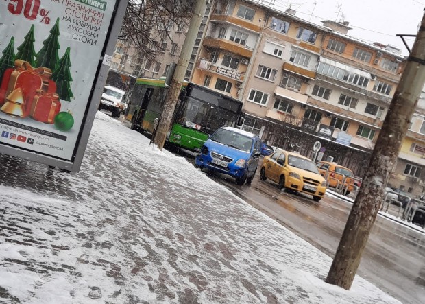 Задържаха пияна жена, блъснала автобус в Търново