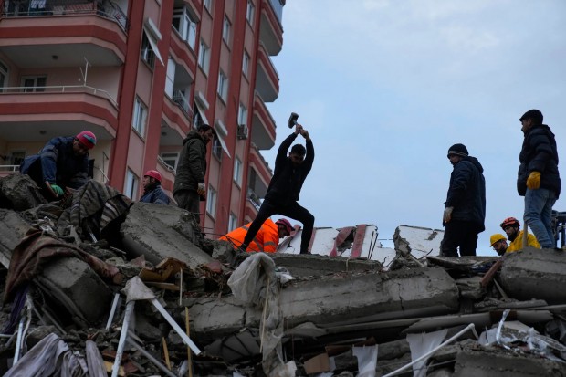 Броят на жертвите на земетресенията в Турция достигна 3 419, в Сирия са над 800